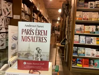 Atenció! El Premi Ramon Llull 2023 arriba a la llibreria! 'París érem nosaltres', d'Andreu Claret.